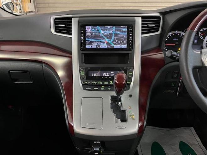 アルファード２４０Ｓ　本州仕入　禁煙車　ＷＡＫＯＳバリアスコーティング済　ロクサーニ１８インチＡＷ　純正１６ＡＷ＋スタッドレスタイヤ付　両側パワースライドドア　純正ナビ（フルセグ地デジ　ＤＶＤ再生　Ｂｌｕｅｔｏｏｔｈ）＋バックカメラ　ドライブレコーダー　コーナーセンサー　横滑り防止装置　ＨＩＤ　ＥＴＣ 　タイミングチェーン 4WD 2400 5Dr