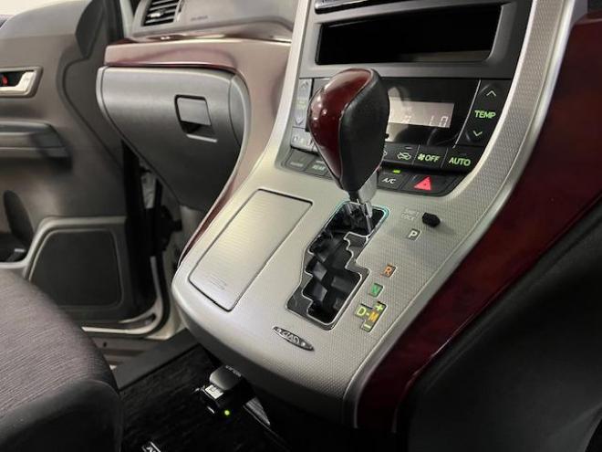 アルファード２４０Ｓ　本州仕入　禁煙車　ＷＡＫＯＳバリアスコーティング済　ロクサーニ１８インチＡＷ　純正１６ＡＷ＋スタッドレスタイヤ付　両側パワースライドドア　純正ナビ（フルセグ地デジ　ＤＶＤ再生　Ｂｌｕｅｔｏｏｔｈ）＋バックカメラ　ドライブレコーダー　コーナーセンサー　横滑り防止装置　ＨＩＤ　ＥＴＣ 　タイミングチェーン 4WD 2400 5Dr