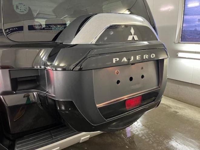 パジェロロング　エクシード　後期型　寒冷地仕様　禁煙車　ダブルバッテリー　ディーゼルターボ　新品ＷＥＤＳキーラー１７ＡＷ＋新品ＴＯＹＯホワイトレタータイヤ　社外１７ＡＷ＋スタッドレスタイヤ付　新品ＪＡＯＳブラックマッドガード　パナソニックナビ＋バックカメラ　クルーズコントロール　エンジンスターター　両席シートヒーター　リアヒーター　横滑り防止装置　盗難防止装置　１００Ｖ電源　ＨＩＤ 4WD 3200 5Dr