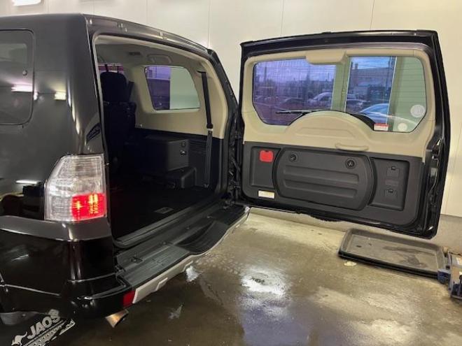 パジェロロング　エクシード　後期型　寒冷地仕様　禁煙車　ダブルバッテリー　ディーゼルターボ　新品ＷＥＤＳキーラー１７ＡＷ＋新品ＴＯＹＯホワイトレタータイヤ　社外１７ＡＷ＋スタッドレスタイヤ付　新品ＪＡＯＳブラックマッドガード　パナソニックナビ＋バックカメラ　クルーズコントロール　エンジンスターター　両席シートヒーター　リアヒーター　横滑り防止装置　盗難防止装置　１００Ｖ電源　ＨＩＤ 4WD 3200 5Dr