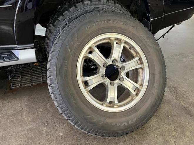パジェロロング　エクシード　後期型　寒冷地仕様　禁煙車　ダブルバッテリー　ディーゼルターボ　新品ＷＥＤＳキーラー１７ＡＷ＋新品ＴＯＹＯホワイトレタータイヤ　社外１７ＡＷ＋スタッドレスタイヤ付　新品ＪＡＯＳブラックマッドガード　パナソニックナビ＋バックカメラ　クルーズコントロール　エンジンスターター　両席シートヒーター　リアヒーター　横滑り防止装置　盗難防止装置　１００Ｖ電源　ＨＩＤ 4WD 3200 5Dr