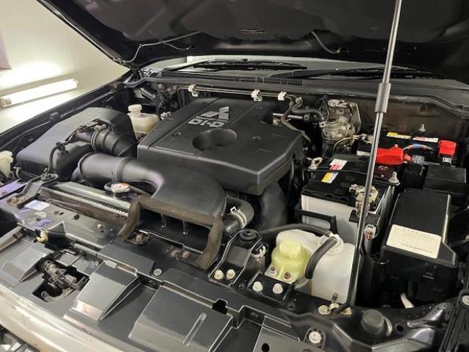 パジェロロング　エクシード　後期型　寒冷地仕様　禁煙車　ダブルバッテリー　ディーゼルターボ　新品ＷＥＤＳキーラー１７ＡＷ＋新品ＴＯＹＯホワイトレタータイヤ　社外１７ＡＷ＋スタッドレスタイヤ付　新品ＪＡＯＳブラックマッドガード　パナソニックナビ＋バックカメラ　クルーズコントロール　エンジンスターター　両席シートヒーター　リアヒーター　横滑り防止装置　盗難防止装置　１００Ｖ電源　ＨＩＤ 4WD 3200 5Dr