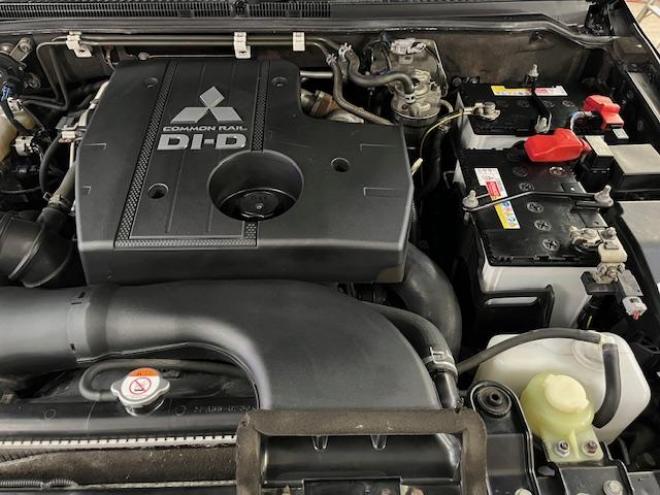 パジェロロング　エクシード　後期型　寒冷地仕様　禁煙車　ダブルバッテリー　ディーゼルターボ　新品ＷＥＤＳキーラー１７ＡＷ＋新品ＴＯＹＯホワイトレタータイヤ　社外１７ＡＷ＋スタッドレスタイヤ付　新品ＪＡＯＳブラックマッドガード　パナソニックナビ＋バックカメラ　クルーズコントロール　エンジンスターター　両席シートヒーター　リアヒーター　横滑り防止装置　盗難防止装置　１００Ｖ電源　ＨＩＤ 4WD 3200 5Dr