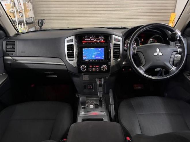 パジェロロング　エクシード　後期型　寒冷地仕様　禁煙車　ダブルバッテリー　ディーゼルターボ　新品ＷＥＤＳキーラー１７ＡＷ＋新品ＴＯＹＯホワイトレタータイヤ　社外１７ＡＷ＋スタッドレスタイヤ付　新品ＪＡＯＳブラックマッドガード　パナソニックナビ＋バックカメラ　クルーズコントロール　エンジンスターター　両席シートヒーター　リアヒーター　横滑り防止装置　盗難防止装置　１００Ｖ電源　ＨＩＤ 4WD 3200 5Dr