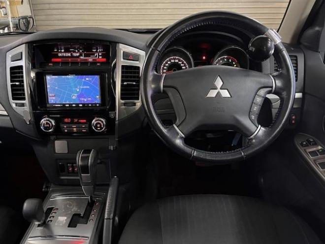 パジェロロング　エクシード　後期型　寒冷地仕様　禁煙車　ダブルバッテリー　ディーゼルターボ　新品ＷＥＤＳキーラー１７ＡＷ＋新品ＴＯＹＯホワイトレタータイヤ　社外１７ＡＷ＋スタッドレスタイヤ付　新品ＪＡＯＳブラックマッドガード　パナソニックナビ＋バックカメラ　クルーズコントロール　エンジンスターター　両席シートヒーター　リアヒーター　横滑り防止装置　盗難防止装置　１００Ｖ電源　ＨＩＤ 4WD 3200 5Dr