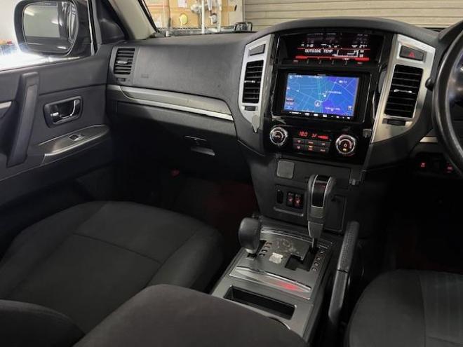 パジェロロング　エクシード　後期型　寒冷地仕様　禁煙車　ダブルバッテリー　ディーゼルターボ　新品ＷＥＤＳキーラー１７ＡＷ＋新品ＴＯＹＯホワイトレタータイヤ　社外１７ＡＷ＋スタッドレスタイヤ付　新品ＪＡＯＳブラックマッドガード　パナソニックナビ＋バックカメラ　クルーズコントロール　エンジンスターター　両席シートヒーター　リアヒーター　横滑り防止装置　盗難防止装置　１００Ｖ電源　ＨＩＤ 4WD 3200 5Dr