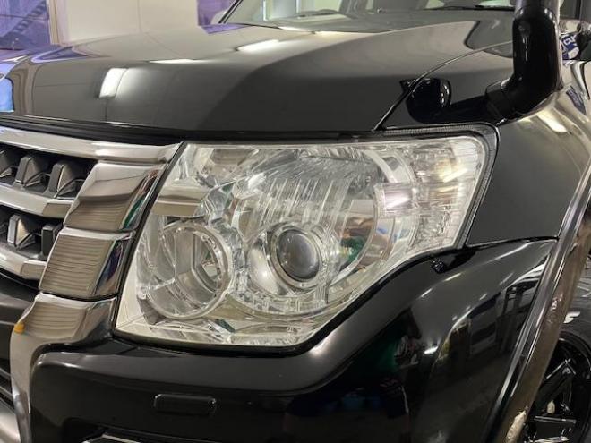 パジェロロング　エクシード　後期型　寒冷地仕様　禁煙車　ダブルバッテリー　ディーゼルターボ　新品ＷＥＤＳキーラー１７ＡＷ＋新品ＴＯＹＯホワイトレタータイヤ　社外１７ＡＷ＋スタッドレスタイヤ付　新品ＪＡＯＳブラックマッドガード　パナソニックナビ＋バックカメラ　クルーズコントロール　エンジンスターター　両席シートヒーター　リアヒーター　横滑り防止装置　盗難防止装置　１００Ｖ電源　ＨＩＤ 4WD 3200 5Dr