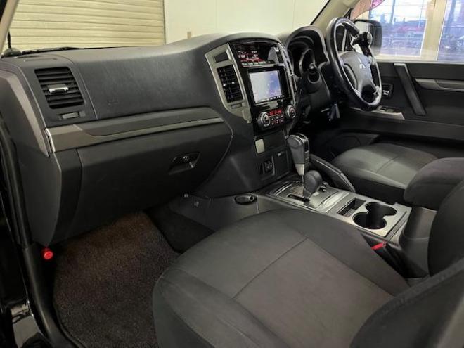 パジェロロング　エクシード　後期型　寒冷地仕様　禁煙車　ダブルバッテリー　ディーゼルターボ　新品ＷＥＤＳキーラー１７ＡＷ＋新品ＴＯＹＯホワイトレタータイヤ　社外１７ＡＷ＋スタッドレスタイヤ付　新品ＪＡＯＳブラックマッドガード　パナソニックナビ＋バックカメラ　クルーズコントロール　エンジンスターター　両席シートヒーター　リアヒーター　横滑り防止装置　盗難防止装置　１００Ｖ電源　ＨＩＤ 4WD 3200 5Dr