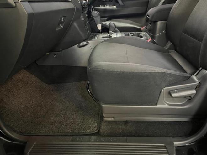 パジェロロング　エクシード　後期型　寒冷地仕様　禁煙車　ダブルバッテリー　ディーゼルターボ　新品ＷＥＤＳキーラー１７ＡＷ＋新品ＴＯＹＯホワイトレタータイヤ　社外１７ＡＷ＋スタッドレスタイヤ付　新品ＪＡＯＳブラックマッドガード　パナソニックナビ＋バックカメラ　クルーズコントロール　エンジンスターター　両席シートヒーター　リアヒーター　横滑り防止装置　盗難防止装置　１００Ｖ電源　ＨＩＤ 4WD 3200 5Dr