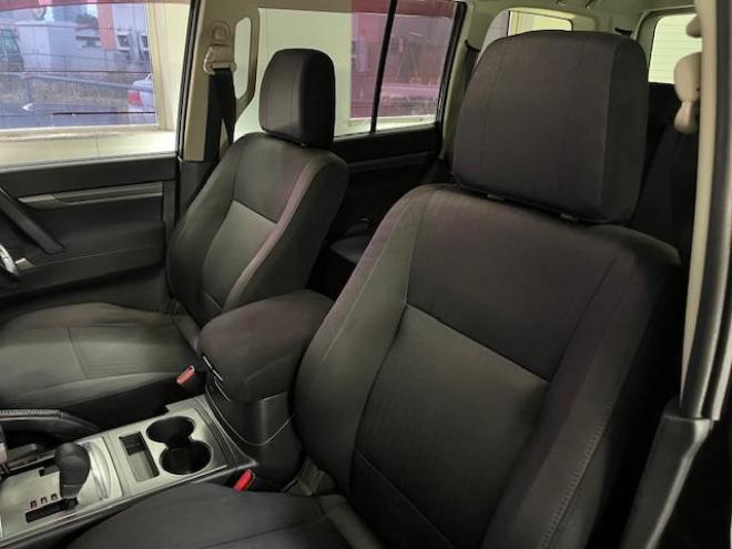 パジェロロング　エクシード　後期型　寒冷地仕様　禁煙車　ダブルバッテリー　ディーゼルターボ　新品ＷＥＤＳキーラー１７ＡＷ＋新品ＴＯＹＯホワイトレタータイヤ　社外１７ＡＷ＋スタッドレスタイヤ付　新品ＪＡＯＳブラックマッドガード　パナソニックナビ＋バックカメラ　クルーズコントロール　エンジンスターター　両席シートヒーター　リアヒーター　横滑り防止装置　盗難防止装置　１００Ｖ電源　ＨＩＤ 4WD 3200 5Dr