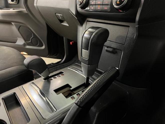 パジェロロング　エクシード　後期型　寒冷地仕様　禁煙車　ダブルバッテリー　ディーゼルターボ　新品ＷＥＤＳキーラー１７ＡＷ＋新品ＴＯＹＯホワイトレタータイヤ　社外１７ＡＷ＋スタッドレスタイヤ付　新品ＪＡＯＳブラックマッドガード　パナソニックナビ＋バックカメラ　クルーズコントロール　エンジンスターター　両席シートヒーター　リアヒーター　横滑り防止装置　盗難防止装置　１００Ｖ電源　ＨＩＤ 4WD 3200 5Dr