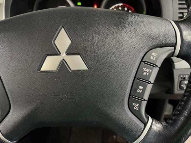 パジェロロング　エクシード　後期型　寒冷地仕様　禁煙車　ダブルバッテリー　ディーゼルターボ　新品ＷＥＤＳキーラー１７ＡＷ＋新品ＴＯＹＯホワイトレタータイヤ　社外１７ＡＷ＋スタッドレスタイヤ付　新品ＪＡＯＳブラックマッドガード　パナソニックナビ＋バックカメラ　クルーズコントロール　エンジンスターター　両席シートヒーター　リアヒーター　横滑り防止装置　盗難防止装置　１００Ｖ電源　ＨＩＤ 4WD 3200 5Dr