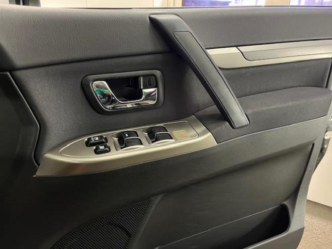 パジェロロング　エクシード　後期型　寒冷地仕様　禁煙車　ダブルバッテリー　ディーゼルターボ　新品ＷＥＤＳキーラー１７ＡＷ＋新品ＴＯＹＯホワイトレタータイヤ　社外１７ＡＷ＋スタッドレスタイヤ付　新品ＪＡＯＳブラックマッドガード　パナソニックナビ＋バックカメラ　クルーズコントロール　エンジンスターター　両席シートヒーター　リアヒーター　横滑り防止装置　盗難防止装置　１００Ｖ電源　ＨＩＤ 4WD 3200 5Dr
