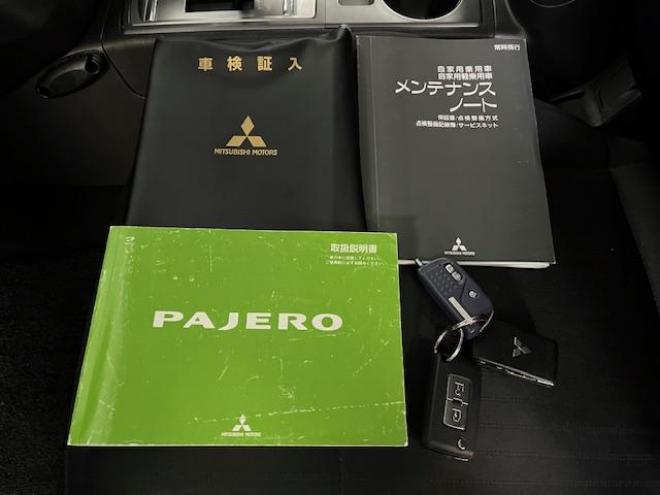 パジェロロング　エクシード　後期型　寒冷地仕様　禁煙車　ダブルバッテリー　ディーゼルターボ　新品ＷＥＤＳキーラー１７ＡＷ＋新品ＴＯＹＯホワイトレタータイヤ　社外１７ＡＷ＋スタッドレスタイヤ付　新品ＪＡＯＳブラックマッドガード　パナソニックナビ＋バックカメラ　クルーズコントロール　エンジンスターター　両席シートヒーター　リアヒーター　横滑り防止装置　盗難防止装置　１００Ｖ電源　ＨＩＤ 4WD 3200 5Dr