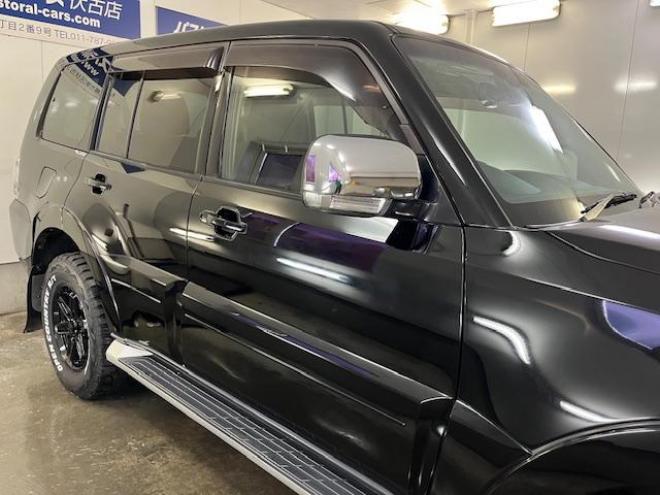 パジェロロング　エクシード　後期型　寒冷地仕様　禁煙車　ダブルバッテリー　ディーゼルターボ　新品ＷＥＤＳキーラー１７ＡＷ＋新品ＴＯＹＯホワイトレタータイヤ　社外１７ＡＷ＋スタッドレスタイヤ付　新品ＪＡＯＳブラックマッドガード　パナソニックナビ＋バックカメラ　クルーズコントロール　エンジンスターター　両席シートヒーター　リアヒーター　横滑り防止装置　盗難防止装置　１００Ｖ電源　ＨＩＤ 4WD 3200 5Dr