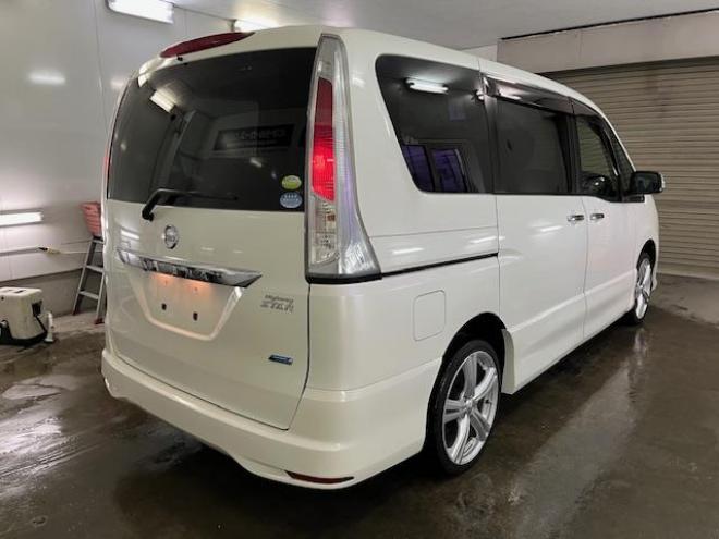 セレナハイウェイスター　禁煙車　ＷＡＫＯＳバリアスコーティング済　社外１８インチＡＷ　社外１５ＡＷ＋スタッドレスタイヤ付　両側パワースライドドア　純正ナビ（フルセグ地デジ　ＤＶＤ再生　Ｂｌｕｅｔｏｏｔｈハンズフリー）＋バックカメラ　純正リアフリップダウンモニター　クルーズコントロール　アイドリングストップ　横滑り防止装置　ＨＩＤ　ＥＴＣ 　タイミングチェーン 4WD 2000 5Dr