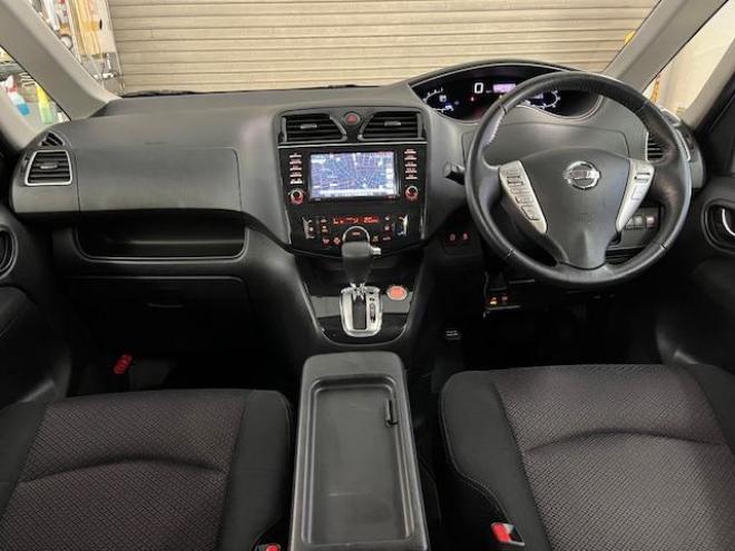 セレナハイウェイスター　禁煙車　ＷＡＫＯＳバリアスコーティング済　社外１８インチＡＷ　社外１５ＡＷ＋スタッドレスタイヤ付　両側パワースライドドア　純正ナビ（フルセグ地デジ　ＤＶＤ再生　Ｂｌｕｅｔｏｏｔｈハンズフリー）＋バックカメラ　純正リアフリップダウンモニター　クルーズコントロール　アイドリングストップ　横滑り防止装置　ＨＩＤ　ＥＴＣ 　タイミングチェーン 4WD 2000 5Dr