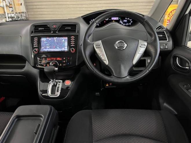 セレナハイウェイスター　禁煙車　ＷＡＫＯＳバリアスコーティング済　社外１８インチＡＷ　社外１５ＡＷ＋スタッドレスタイヤ付　両側パワースライドドア　純正ナビ（フルセグ地デジ　ＤＶＤ再生　Ｂｌｕｅｔｏｏｔｈハンズフリー）＋バックカメラ　純正リアフリップダウンモニター　クルーズコントロール　アイドリングストップ　横滑り防止装置　ＨＩＤ　ＥＴＣ 　タイミングチェーン 4WD 2000 5Dr