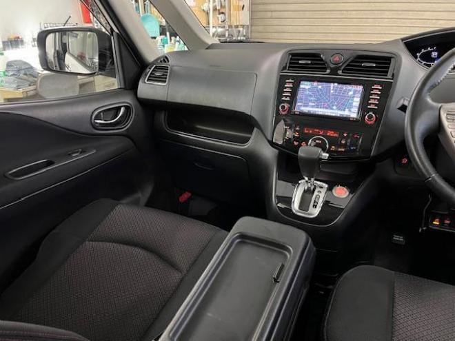 セレナハイウェイスター　禁煙車　ＷＡＫＯＳバリアスコーティング済　社外１８インチＡＷ　社外１５ＡＷ＋スタッドレスタイヤ付　両側パワースライドドア　純正ナビ（フルセグ地デジ　ＤＶＤ再生　Ｂｌｕｅｔｏｏｔｈハンズフリー）＋バックカメラ　純正リアフリップダウンモニター　クルーズコントロール　アイドリングストップ　横滑り防止装置　ＨＩＤ　ＥＴＣ 　タイミングチェーン 4WD 2000 5Dr