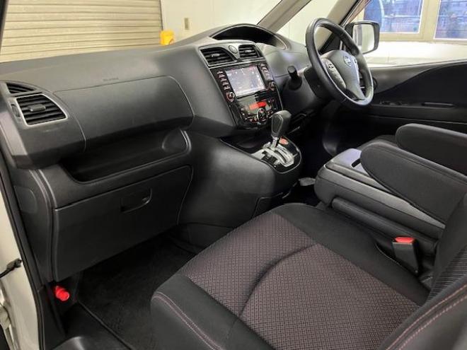 セレナハイウェイスター　禁煙車　ＷＡＫＯＳバリアスコーティング済　社外１８インチＡＷ　社外１５ＡＷ＋スタッドレスタイヤ付　両側パワースライドドア　純正ナビ（フルセグ地デジ　ＤＶＤ再生　Ｂｌｕｅｔｏｏｔｈハンズフリー）＋バックカメラ　純正リアフリップダウンモニター　クルーズコントロール　アイドリングストップ　横滑り防止装置　ＨＩＤ　ＥＴＣ 　タイミングチェーン 4WD 2000 5Dr