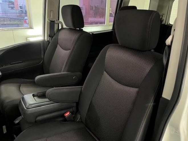 セレナハイウェイスター　禁煙車　ＷＡＫＯＳバリアスコーティング済　社外１８インチＡＷ　社外１５ＡＷ＋スタッドレスタイヤ付　両側パワースライドドア　純正ナビ（フルセグ地デジ　ＤＶＤ再生　Ｂｌｕｅｔｏｏｔｈハンズフリー）＋バックカメラ　純正リアフリップダウンモニター　クルーズコントロール　アイドリングストップ　横滑り防止装置　ＨＩＤ　ＥＴＣ 　タイミングチェーン 4WD 2000 5Dr