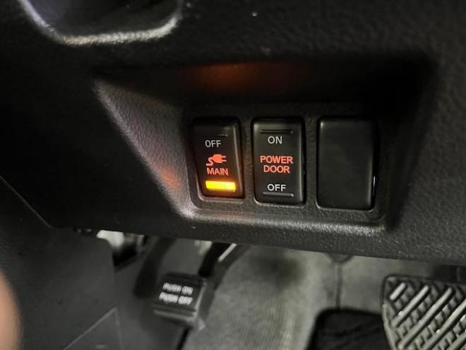 セレナハイウェイスター　禁煙車　ＷＡＫＯＳバリアスコーティング済　社外１８インチＡＷ　社外１５ＡＷ＋スタッドレスタイヤ付　両側パワースライドドア　純正ナビ（フルセグ地デジ　ＤＶＤ再生　Ｂｌｕｅｔｏｏｔｈハンズフリー）＋バックカメラ　純正リアフリップダウンモニター　クルーズコントロール　アイドリングストップ　横滑り防止装置　ＨＩＤ　ＥＴＣ 　タイミングチェーン 4WD 2000 5Dr