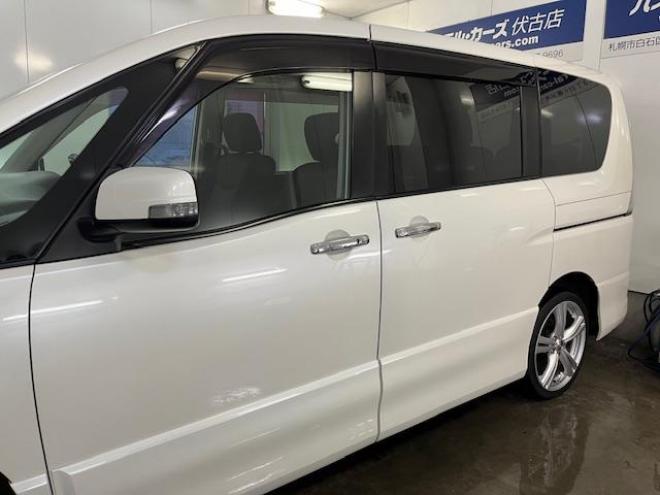 セレナハイウェイスター　禁煙車　ＷＡＫＯＳバリアスコーティング済　社外１８インチＡＷ　社外１５ＡＷ＋スタッドレスタイヤ付　両側パワースライドドア　純正ナビ（フルセグ地デジ　ＤＶＤ再生　Ｂｌｕｅｔｏｏｔｈハンズフリー）＋バックカメラ　純正リアフリップダウンモニター　クルーズコントロール　アイドリングストップ　横滑り防止装置　ＨＩＤ　ＥＴＣ 　タイミングチェーン 4WD 2000 5Dr