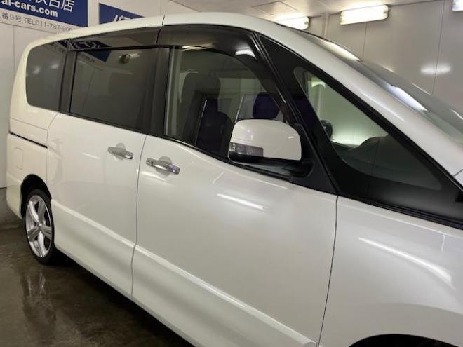 セレナハイウェイスター　禁煙車　ＷＡＫＯＳバリアスコーティング済　社外１８インチＡＷ　社外１５ＡＷ＋スタッドレスタイヤ付　両側パワースライドドア　純正ナビ（フルセグ地デジ　ＤＶＤ再生　Ｂｌｕｅｔｏｏｔｈハンズフリー）＋バックカメラ　純正リアフリップダウンモニター　クルーズコントロール　アイドリングストップ　横滑り防止装置　ＨＩＤ　ＥＴＣ 　タイミングチェーン 4WD 2000 5Dr