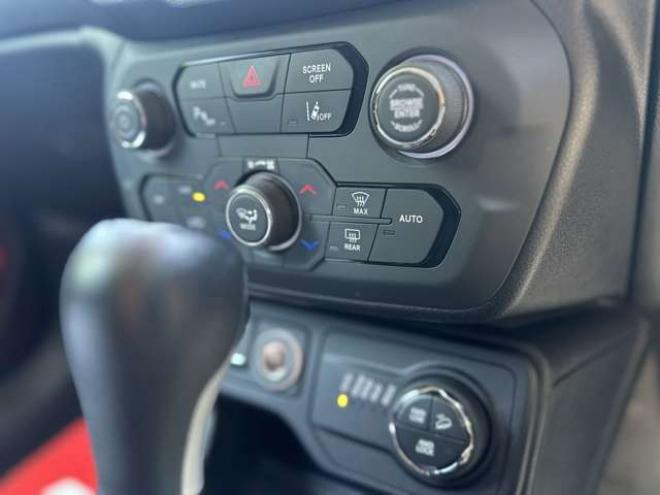 ジープレネゲード トレイルホーク 4WD　ワンオーナー/リフトUP/純正ナビ/Bカメラ 正規輸入車 2400