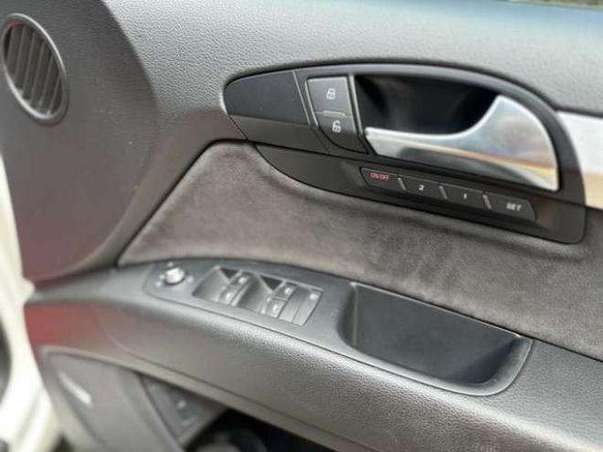 アウディQ7 3.0 TFSI クワトロ Sラインパッケージ 4WD　PS　PW　純正ナビ　純正アルミ　ABS　キーレス　ディーラー車　純正オーディオ　バックカメラ　黒革シート　ETC　ボーズサウンド　クルーズコントロール　電動シート　シートヒーター 正規輸入車 3000