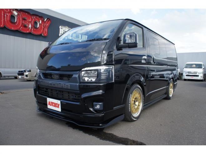 レジアスエース2.8 スーパーGL ダークプライム ロングボディ ディーゼルターボ 4WD　415COBRAカスタム車両　ファントムヘッドライトシステム&ファントムゴールド18インチホイール&フェイスリフトキット&フルエアロ&フローティングリップ&ローフォルムフェンダー　玄武2インチダウンブロック 2800