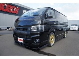 レジアスエース　2.8 スーパーGL ダークプライム ロングボディ ディーゼルターボ 4WD　415COBRAカスタム車両　ファントムヘッドライトシステム&ファントムゴールド18インチホイール&フェイスリフトキット&フルエアロ&フローティングリップ&ローフォルムフェンダー　玄武2インチダウンブロック 2800