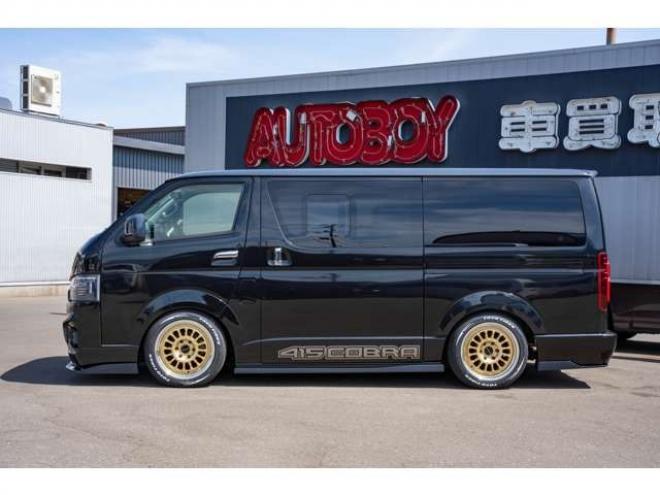 レジアスエース2.8 スーパーGL ダークプライム ロングボディ ディーゼルターボ 4WD　415COBRAカスタム車両　ファントムヘッドライトシステム&ファントムゴールド18インチホイール&フェイスリフトキット&フルエアロ&フローティングリップ&ローフォルムフェンダー　玄武2インチダウンブロック 2800