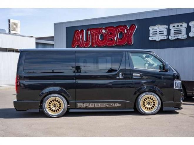 レジアスエース2.8 スーパーGL ダークプライム ロングボディ ディーゼルターボ 4WD　415COBRAカスタム車両　ファントムヘッドライトシステム&ファントムゴールド18インチホイール&フェイスリフトキット&フルエアロ&フローティングリップ&ローフォルムフェンダー　玄武2インチダウンブロック 2800