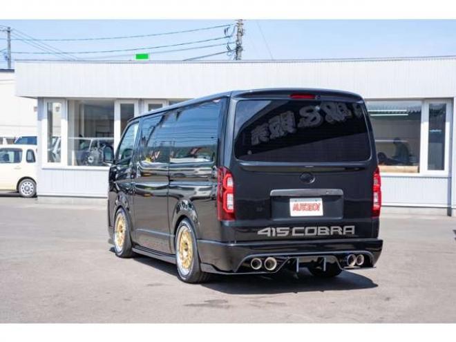 レジアスエース2.8 スーパーGL ダークプライム ロングボディ ディーゼルターボ 4WD　415COBRAカスタム車両　ファントムヘッドライトシステム&ファントムゴールド18インチホイール&フェイスリフトキット&フルエアロ&フローティングリップ&ローフォルムフェンダー　玄武2インチダウンブロック 2800