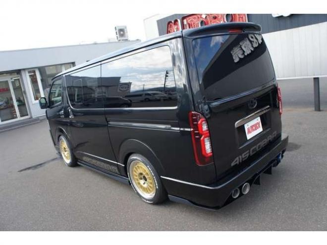 レジアスエース2.8 スーパーGL ダークプライム ロングボディ ディーゼルターボ 4WD　415COBRAカスタム車両　ファントムヘッドライトシステム&ファントムゴールド18インチホイール&フェイスリフトキット&フルエアロ&フローティングリップ&ローフォルムフェンダー　玄武2インチダウンブロック 2800