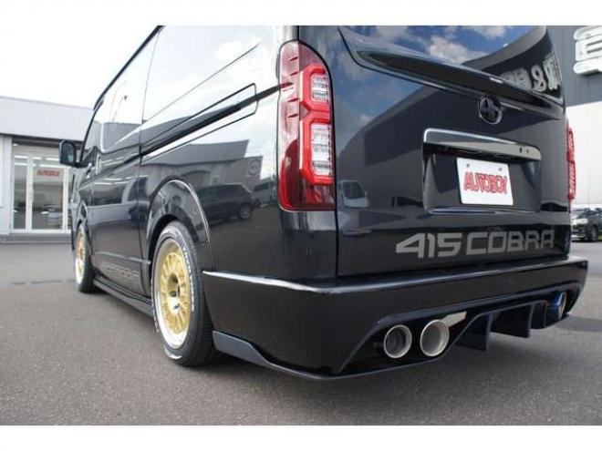 レジアスエース2.8 スーパーGL ダークプライム ロングボディ ディーゼルターボ 4WD　415COBRAカスタム車両　ファントムヘッドライトシステム&ファントムゴールド18インチホイール&フェイスリフトキット&フルエアロ&フローティングリップ&ローフォルムフェンダー　玄武2インチダウンブロック 2800