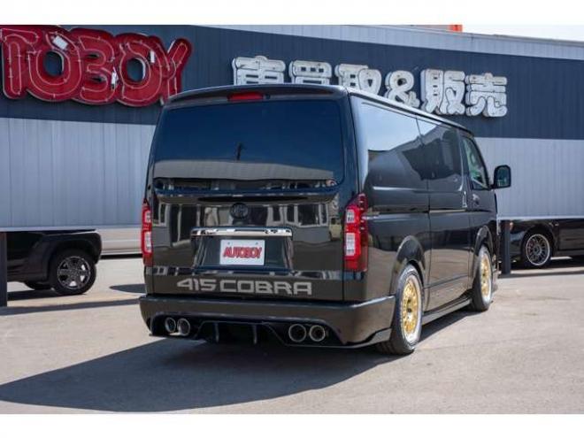 レジアスエース2.8 スーパーGL ダークプライム ロングボディ ディーゼルターボ 4WD　415COBRAカスタム車両　ファントムヘッドライトシステム&ファントムゴールド18インチホイール&フェイスリフトキット&フルエアロ&フローティングリップ&ローフォルムフェンダー　玄武2インチダウンブロック 2800