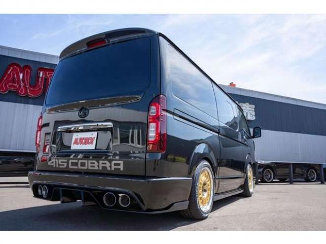 レジアスエース2.8 スーパーGL ダークプライム ロングボディ ディーゼルターボ 4WD　415COBRAカスタム車両　ファントムヘッドライトシステム&ファントムゴールド18インチホイール&フェイスリフトキット&フルエアロ&フローティングリップ&ローフォルムフェンダー　玄武2インチダウンブロック 2800