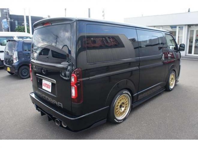 レジアスエース2.8 スーパーGL ダークプライム ロングボディ ディーゼルターボ 4WD　415COBRAカスタム車両　ファントムヘッドライトシステム&ファントムゴールド18インチホイール&フェイスリフトキット&フルエアロ&フローティングリップ&ローフォルムフェンダー　玄武2インチダウンブロック 2800
