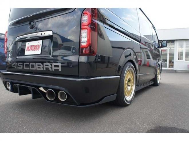 レジアスエース2.8 スーパーGL ダークプライム ロングボディ ディーゼルターボ 4WD　415COBRAカスタム車両　ファントムヘッドライトシステム&ファントムゴールド18インチホイール&フェイスリフトキット&フルエアロ&フローティングリップ&ローフォルムフェンダー　玄武2インチダウンブロック 2800