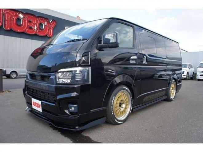 レジアスエース2.8 スーパーGL ダークプライム ロングボディ ディーゼルターボ 4WD　415COBRAカスタム車両　ファントムヘッドライトシステム&ファントムゴールド18インチホイール&フェイスリフトキット&フルエアロ&フローティングリップ&ローフォルムフェンダー　玄武2インチダウンブロック 2800