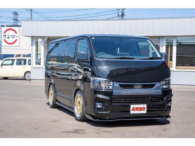 レジアスエース2.8 スーパーGL ダークプライム ロングボディ ディーゼルターボ 4WD　415COBRAカスタム車両　ファントムヘッドライトシステム&ファントムゴールド18インチホイール&フェイスリフトキット&フルエアロ&フローティングリップ&ローフォルムフェンダー　玄武2インチダウンブロック 2800