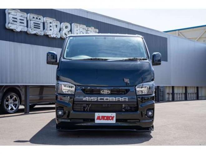 レジアスエース2.8 スーパーGL ダークプライム ロングボディ ディーゼルターボ 4WD　415COBRAカスタム車両　ファントムヘッドライトシステム&ファントムゴールド18インチホイール&フェイスリフトキット&フルエアロ&フローティングリップ&ローフォルムフェンダー　玄武2インチダウンブロック 2800