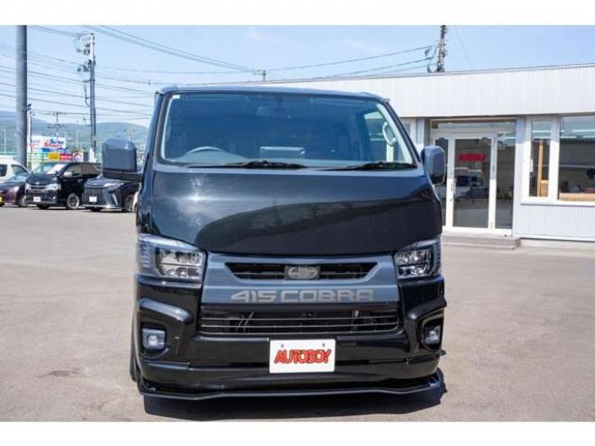 レジアスエース2.8 スーパーGL ダークプライム ロングボディ ディーゼルターボ 4WD　415COBRAカスタム車両　ファントムヘッドライトシステム&ファントムゴールド18インチホイール&フェイスリフトキット&フルエアロ&フローティングリップ&ローフォルムフェンダー　玄武2インチダウンブロック 2800