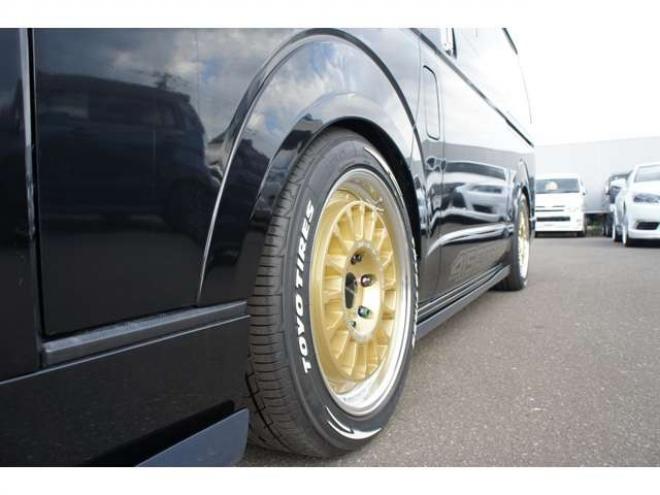 レジアスエース2.8 スーパーGL ダークプライム ロングボディ ディーゼルターボ 4WD　415COBRAカスタム車両　ファントムヘッドライトシステム&ファントムゴールド18インチホイール&フェイスリフトキット&フルエアロ&フローティングリップ&ローフォルムフェンダー　玄武2インチダウンブロック 2800