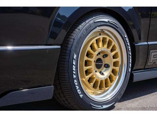 レジアスエース2.8 スーパーGL ダークプライム ロングボディ ディーゼルターボ 4WD　415COBRAカスタム車両　ファントムヘッドライトシステム&ファントムゴールド18インチホイール&フェイスリフトキット&フルエアロ&フローティングリップ&ローフォルムフェンダー　玄武2インチダウンブロック 2800