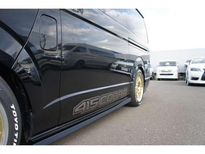 レジアスエース2.8 スーパーGL ダークプライム ロングボディ ディーゼルターボ 4WD　415COBRAカスタム車両　ファントムヘッドライトシステム&ファントムゴールド18インチホイール&フェイスリフトキット&フルエアロ&フローティングリップ&ローフォルムフェンダー　玄武2インチダウンブロック 2800