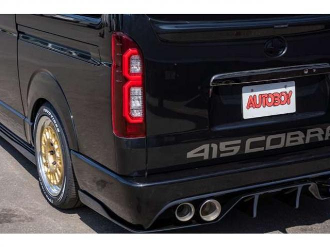 レジアスエース2.8 スーパーGL ダークプライム ロングボディ ディーゼルターボ 4WD　415COBRAカスタム車両　ファントムヘッドライトシステム&ファントムゴールド18インチホイール&フェイスリフトキット&フルエアロ&フローティングリップ&ローフォルムフェンダー　玄武2インチダウンブロック 2800