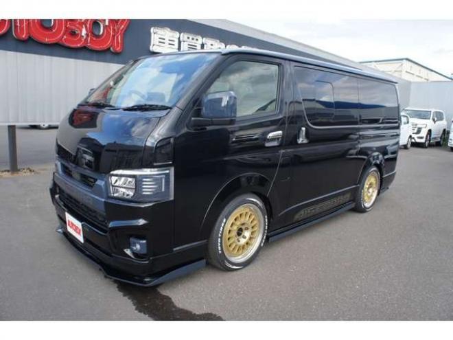 レジアスエース2.8 スーパーGL ダークプライム ロングボディ ディーゼルターボ 4WD　415COBRAカスタム車両　ファントムヘッドライトシステム&ファントムゴールド18インチホイール&フェイスリフトキット&フルエアロ&フローティングリップ&ローフォルムフェンダー　玄武2インチダウンブロック 2800